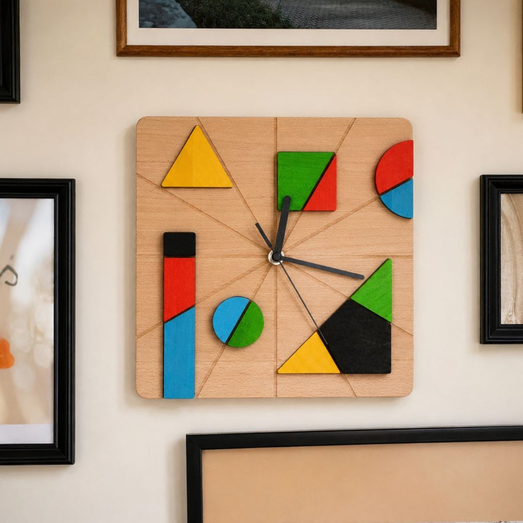 Drewniany zegar ścienny z geometrycznymi klockami
