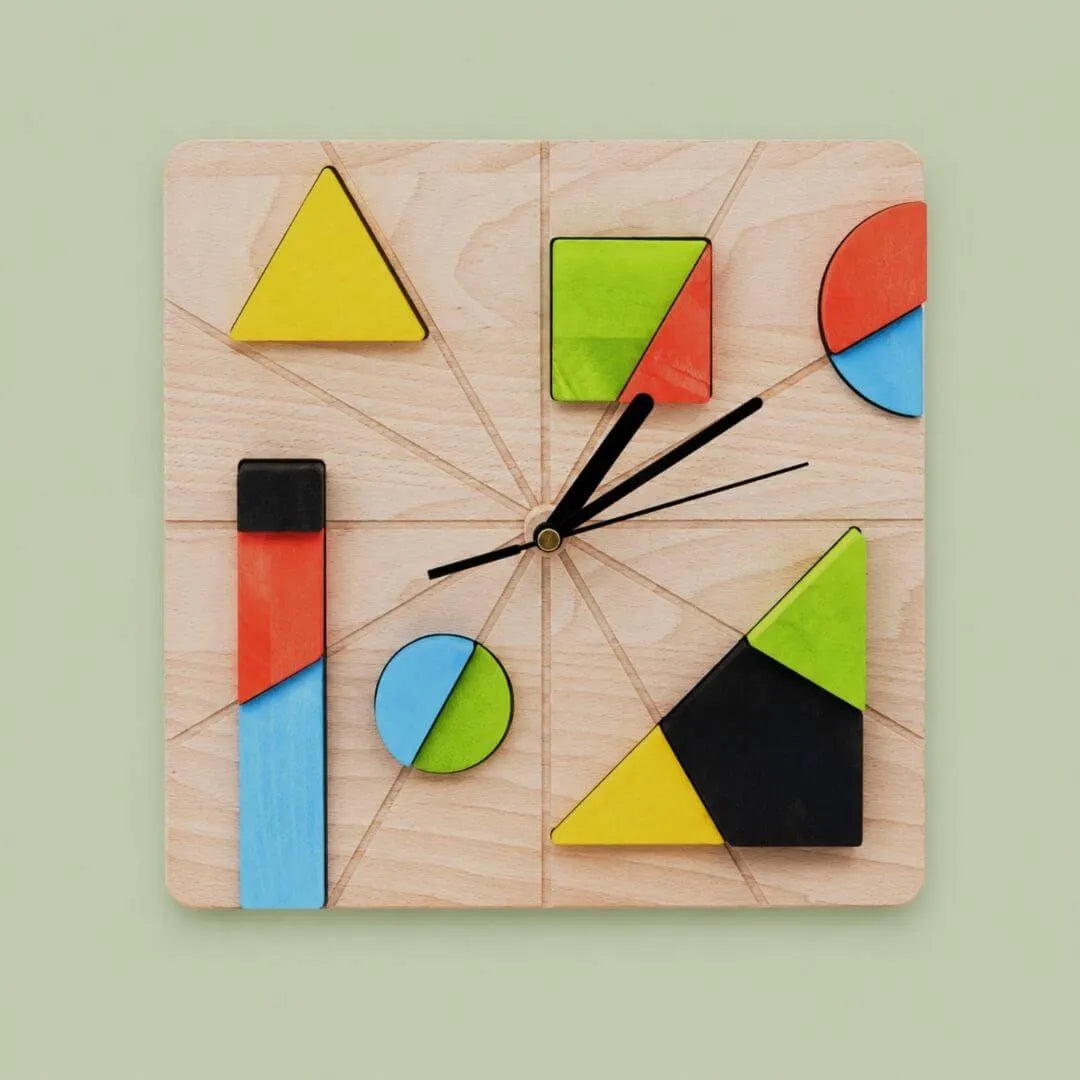 Drewniany zegar ścienny z geometrycznymi klockami
